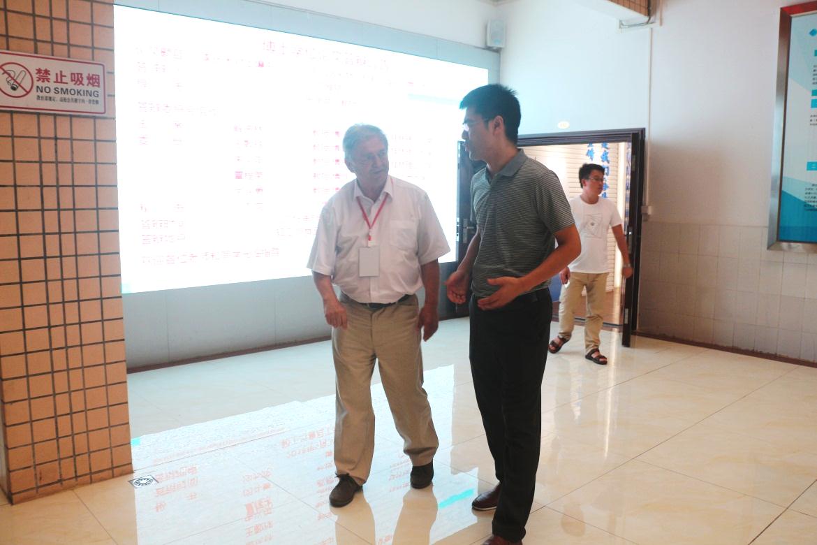 闵斗勇副院长为Gyula ZÁRAY教授讲解爱情岛
发展历程